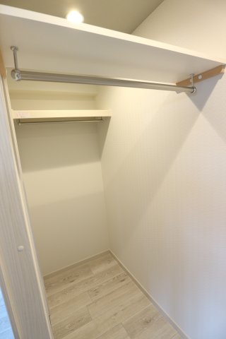 収納　ウォークインクローゼット（402号室の写真を使用しています）