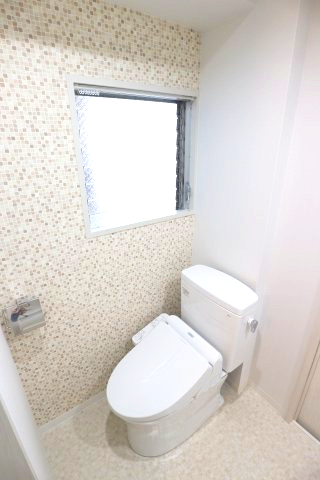 トイレ　402号室の写真を使用しています。