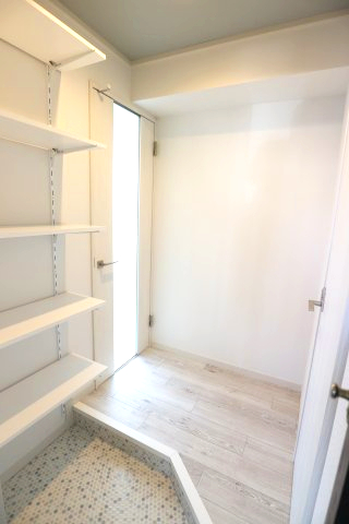 玄関　402号室の写真を使用しています。