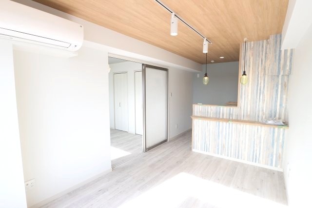 居室・リビング　402号室の写真を使用しています。