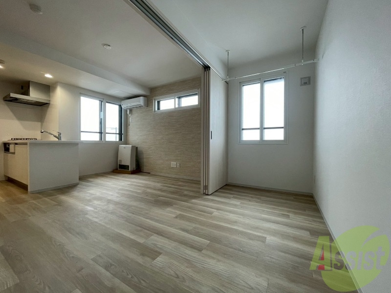 その他部屋・スペース　戸を閉めるとリビングと区切られた寝室にすることができますよ。