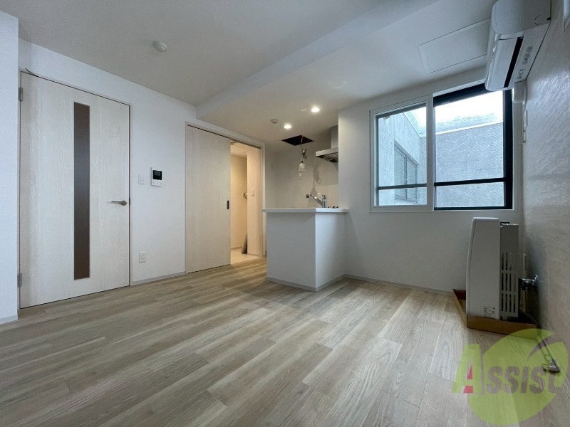 居室・リビング　木目のフローリングは落ち着きのある印象のお部屋になりますね。