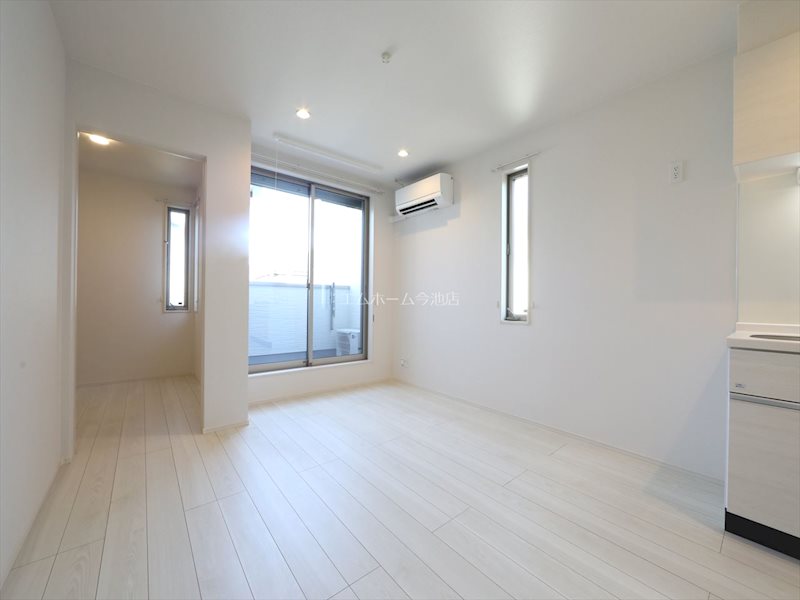 その他　LDK8.8帖　エアコン付　バルコニーに面しています