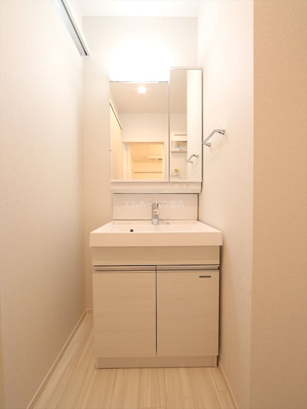 洗面設備　脱衣所　独立洗面台（シャンプードレッサー付）