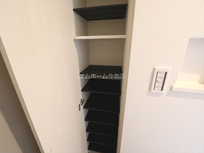 玄関　玄関（シューズボックス充実）