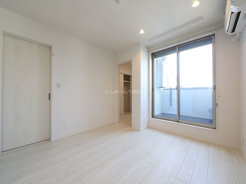 バルコニー　LDK8.8帖　エアコン付　バルコニーに面しています