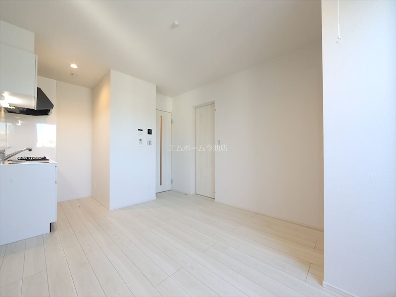 居室・リビング　LDK8.8帖　エアコン付　バルコニーに面しています