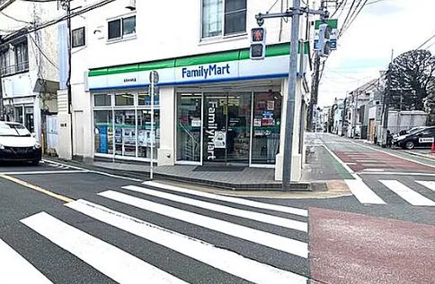 コンビニ　ファミリーマート 目黒中央町店（コンビニ）まで77m