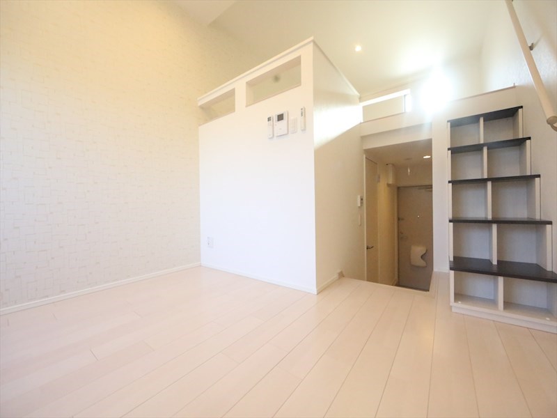 居室・リビング　洋室5.6帖　ロフト6.2帖（収納にも寝室にも使えます）