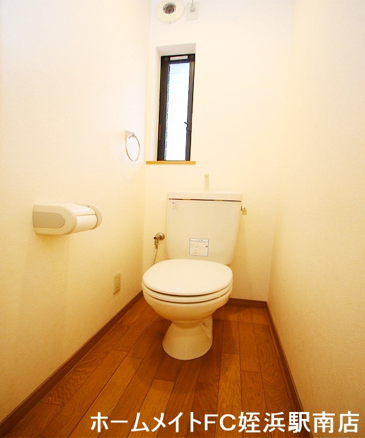 トイレ　★窓付きで換気もばっちりです★参考写真