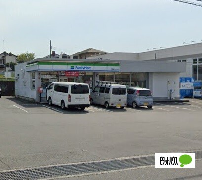 コンビニ　ファミリーマート万野原バイパス店（コンビニ）まで777m