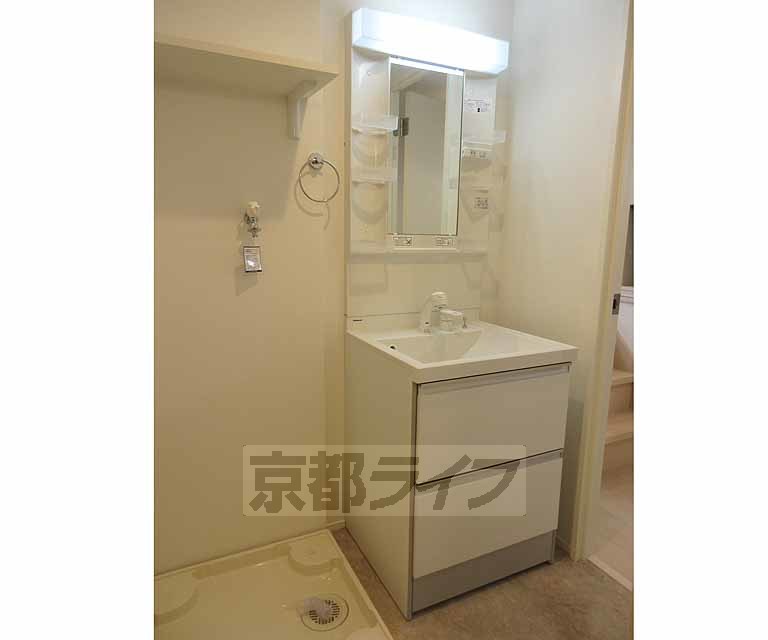 洗面設備　鏡両サイド物置スペースがあります