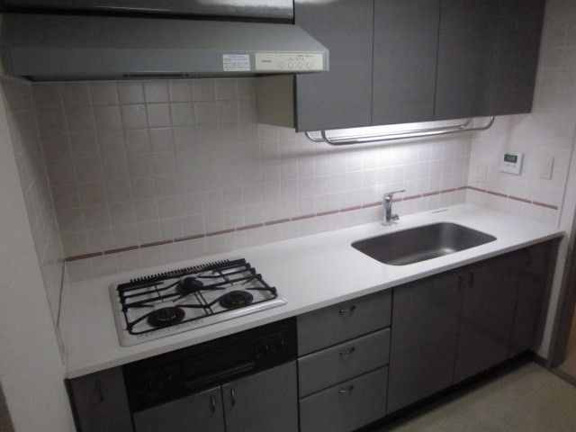 キッチン　★3口ガスコンログリル付きのシステムキッチン★