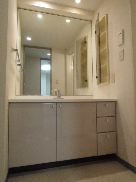 洗面設備　★大きな鏡の付いた洗面台★