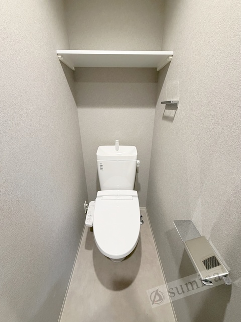 トイレ　人気アイテムの温水洗浄便座。清潔感のあるトイレです。