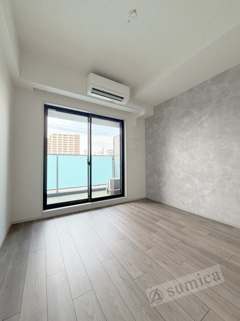 バルコニー　内装は落ち着いています。おおきな窓で明るさを演出。