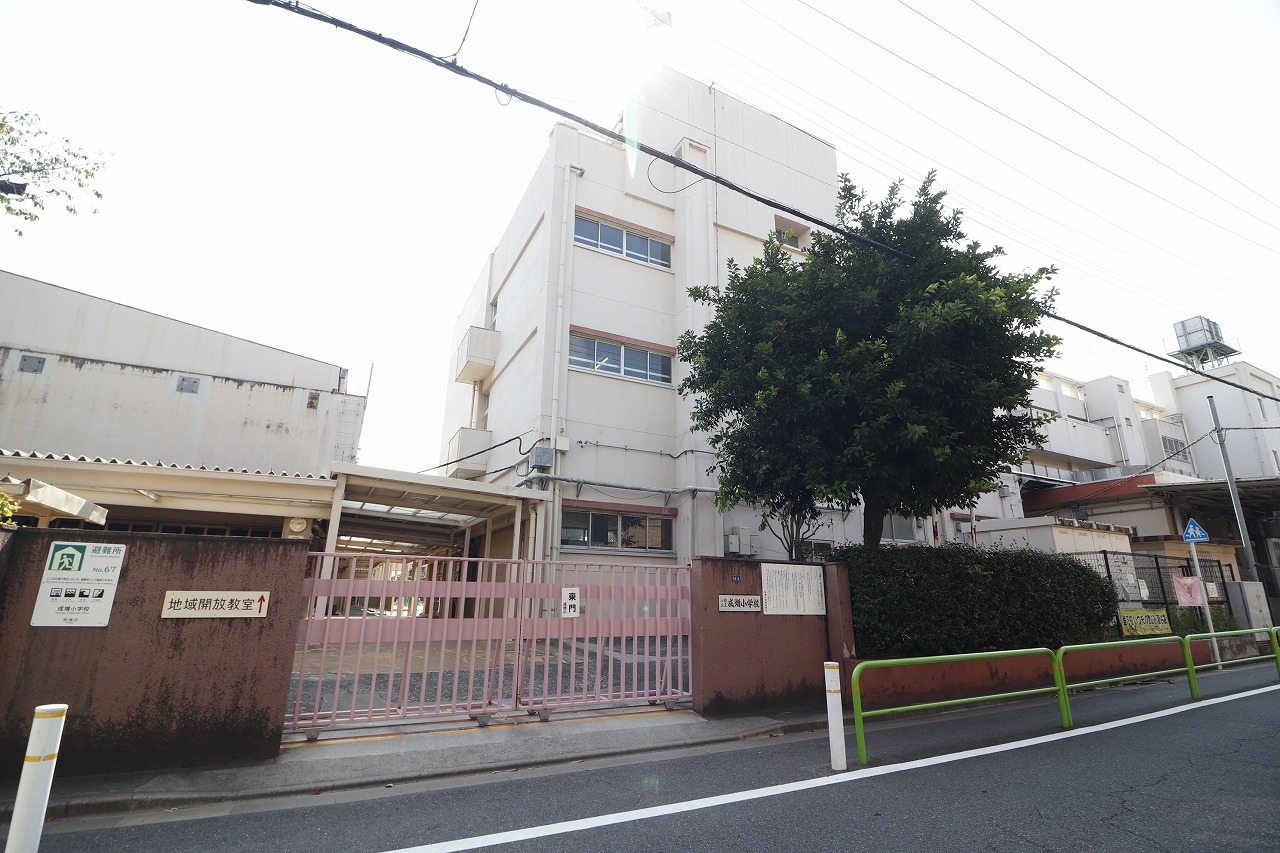 小学校　板橋区立成増小学校（小学校）まで620m