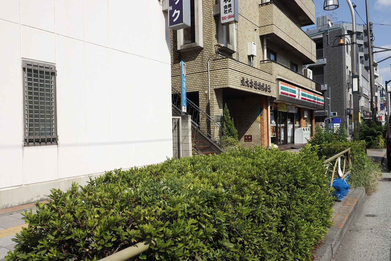 コンビニ　セブンイレブン（コンビニ）まで640m