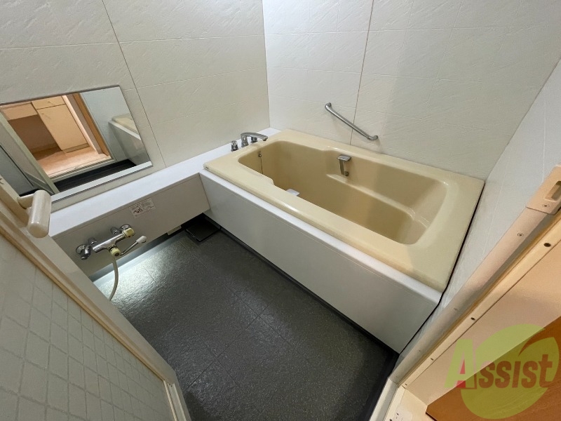 バス・シャワールーム　お風呂になります。一日の疲れを癒してくださいね。