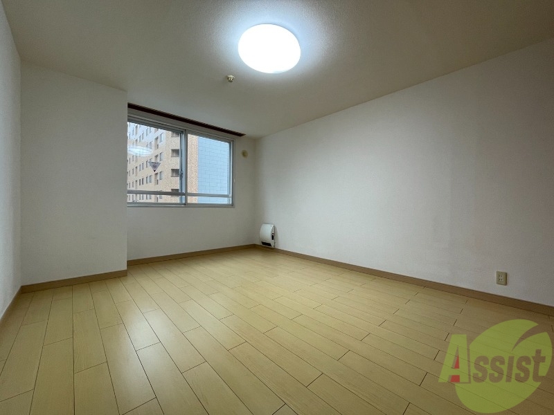 その他部屋・スペース　寝室はこちらです。光が差し込む、温かみのあるお部屋です。