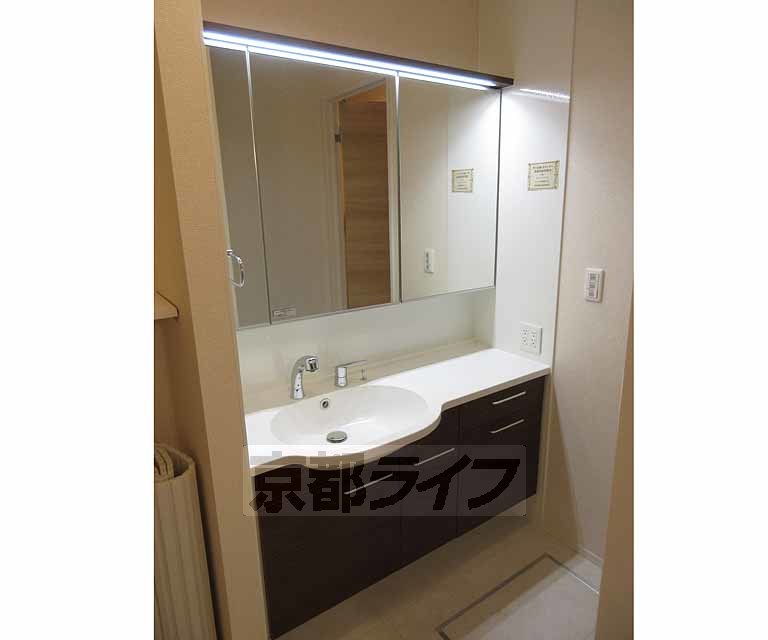 洗面設備　綺麗な洗面台です・