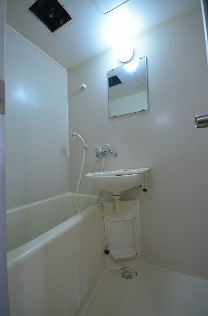 バス・シャワールーム　別号室の写真です（反転）