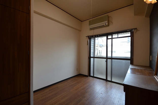 居室・リビング　別号室の写真です（反転）