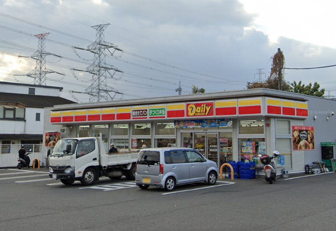 コンビニ　デイリーヤマザキ（コンビニ）まで526m