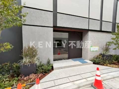 エントランス　落ち着いたエントランスです