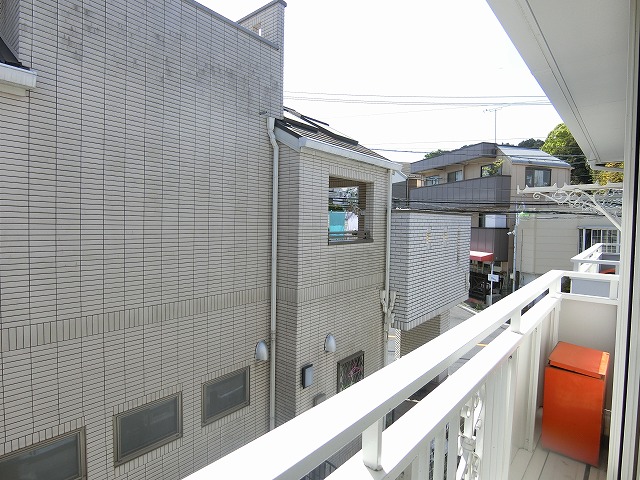 バルコニー　バルコニーは南西向きなので、お洗濯物はお昼からでも乾きそう♪