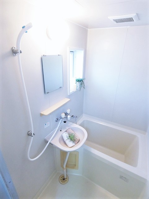 バス・シャワールーム　バスルームは洗面台付きの2点ユニットです♪窓があるので換気も