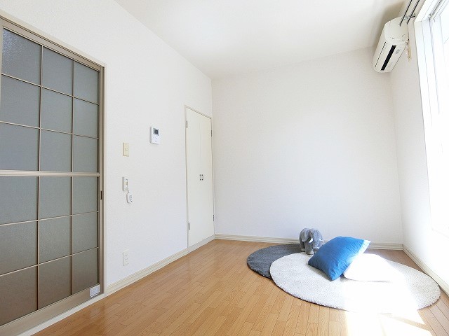 その他部屋・スペース　南西向き洋室6.2帖☆クローゼットがあります♪お洋服が多い方