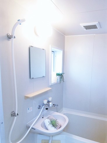 洗面設備　バスルームにある洗面台です！鏡の前で身支度ばっちりできちゃい