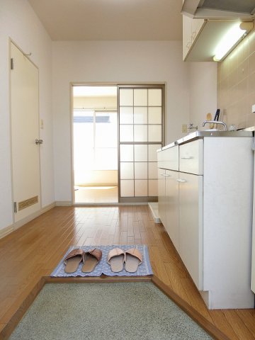 眺望　玄関から室内への景観です！キッチンの奥に洋室6.2帖のお部屋