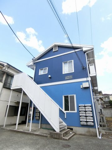 建物外観　JR横浜線「鴨居」駅まで徒歩5分の2階建てアパート！駅近で通