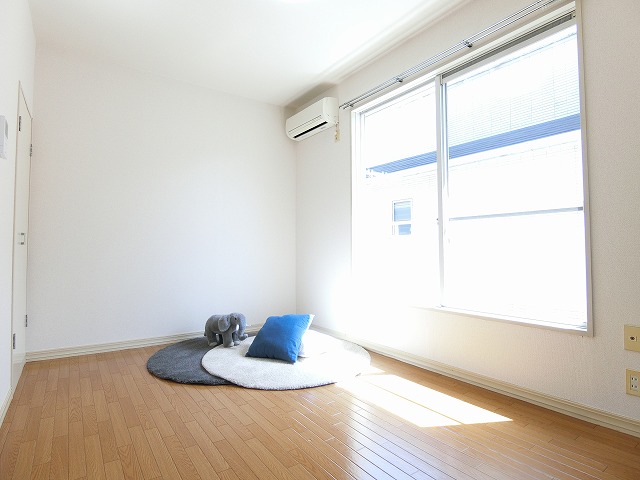 居室・リビング　南西向き洋室6.2帖☆バルコニーに繋がるお部屋です！洋室なの