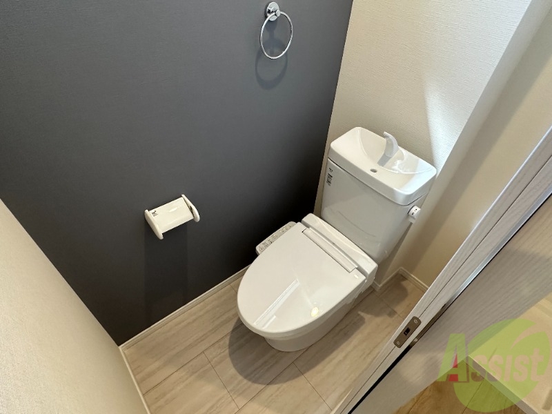 トイレ　温水洗浄便座なので快適に使用できそうですね。