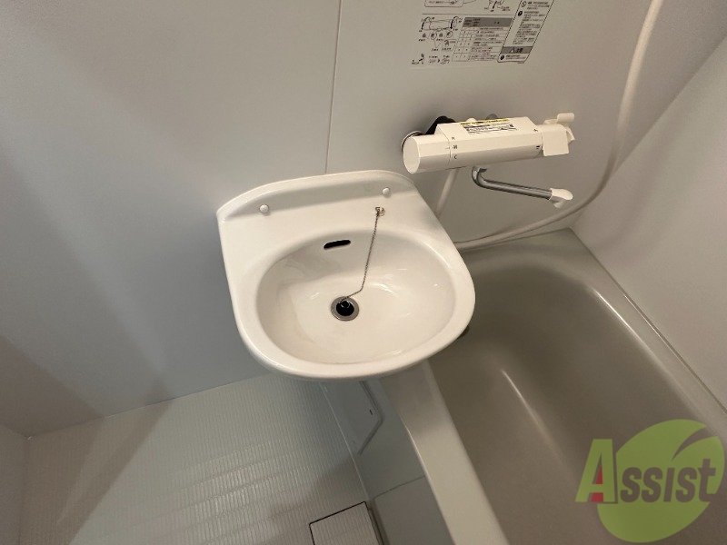 洗面設備　洗面台はバスルームの横に付いていました