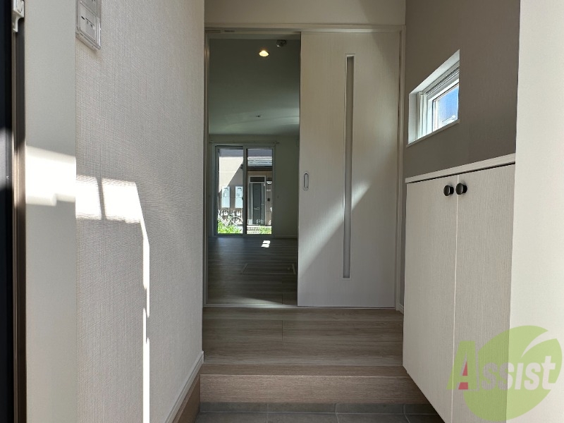 玄関　玄関から撮影しました。敷居が高くなくて安心ですね。