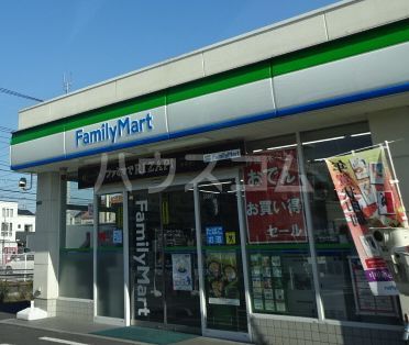 コンビニ　ファミリーマート 六木二丁目（コンビニ）まで2050m
