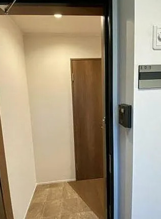 玄関　別部屋の写真を使用しております。