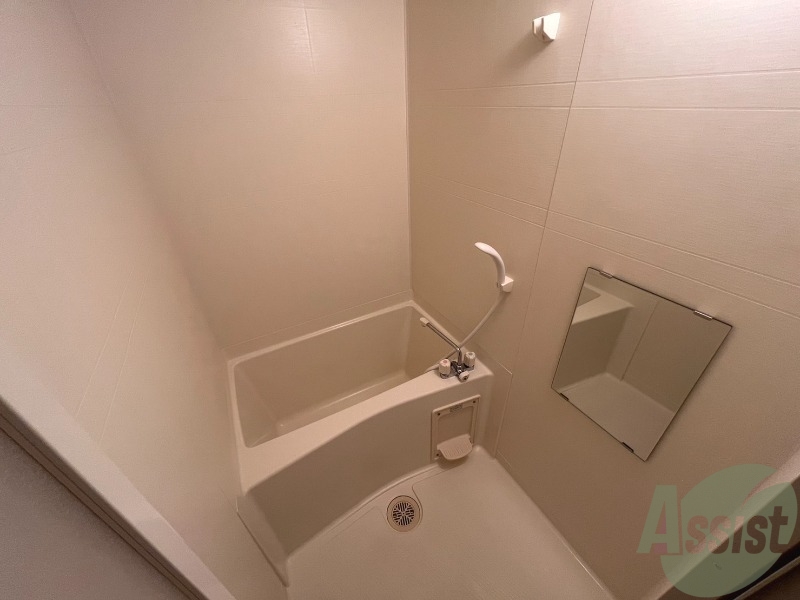 バス・シャワールーム　浴室はこちらのユニットバスです。一日の疲れを癒しましょう。