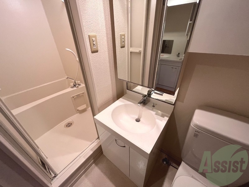 洗面設備　独立洗面台になっているので忙しい朝もばっちりですね。