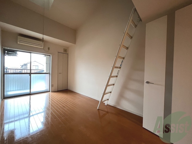 居室・リビング　大きな窓が付いていて日差しも入ってきます！