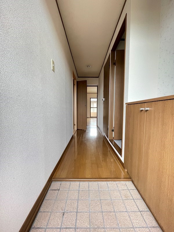 玄関　当物件の参考写真です。(同建物の部屋)