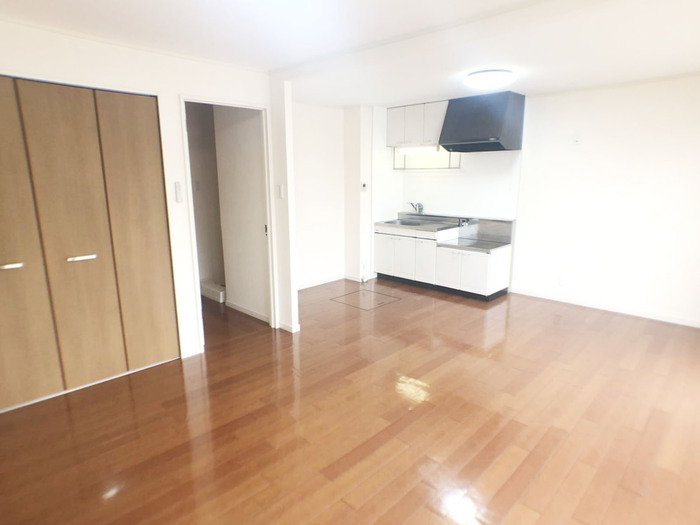 居室・リビング　LDK13.5帖、室内物干金物（エアコンあり）