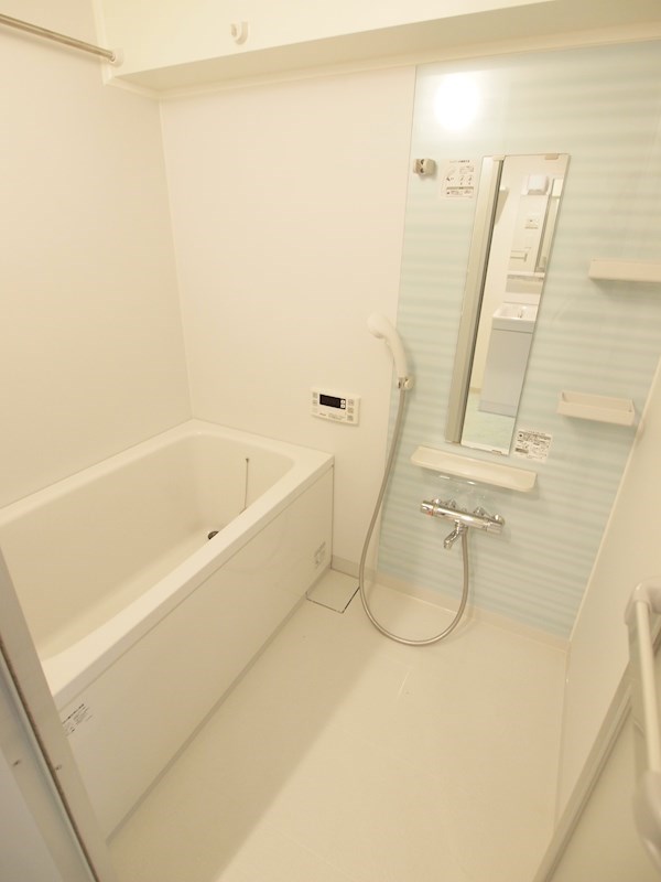 バス・シャワールーム　お風呂はゆったり、足が延ばせます