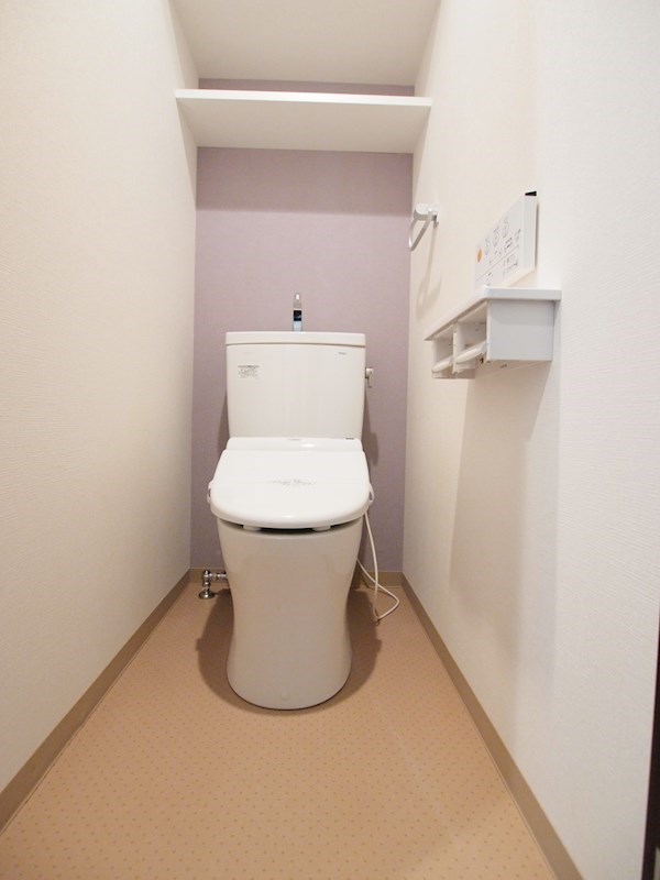 トイレ　温水洗浄便座。