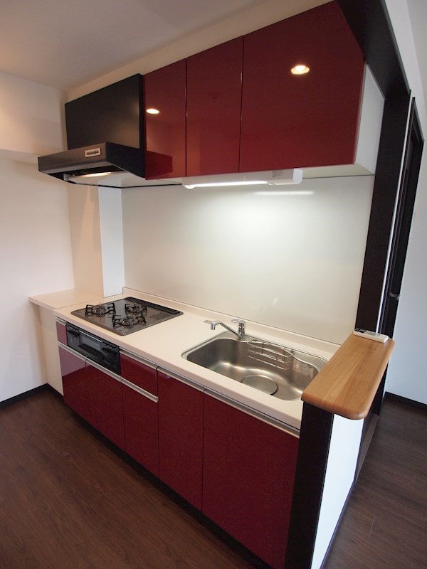 キッチン　大きさ2Mのシステムキッチンは奥に入っているので生活感なし。