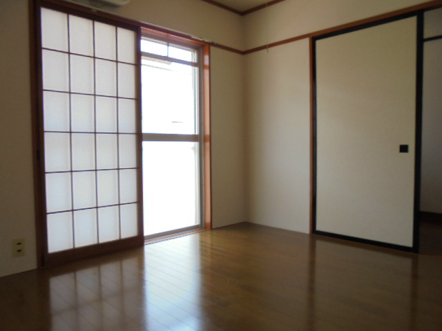 居室・リビング　※写真は　別号室